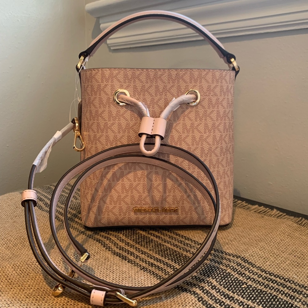 💋💕 Michael Kors Suri Small Logo Crossbody Bag. New